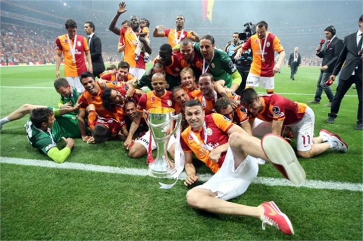 Aslan kupayı kaldırdı!