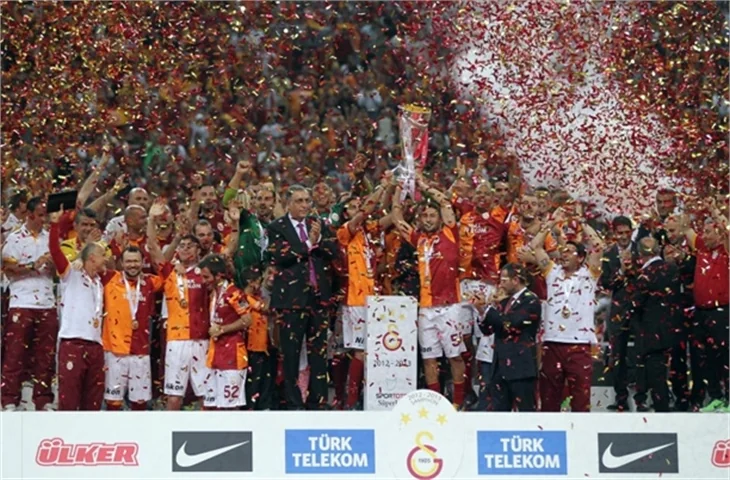 Aslan kupayı kaldırdı!