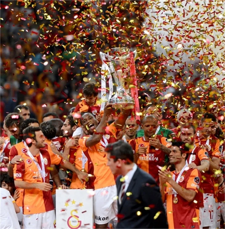 Aslan kupayı kaldırdı!