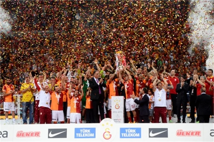 Aslan kupayı kaldırdı!