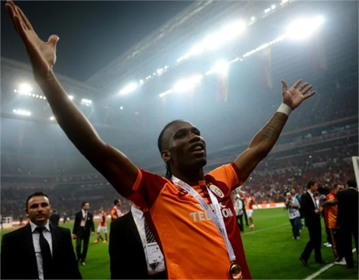 Aslan kupayı kaldırdı!