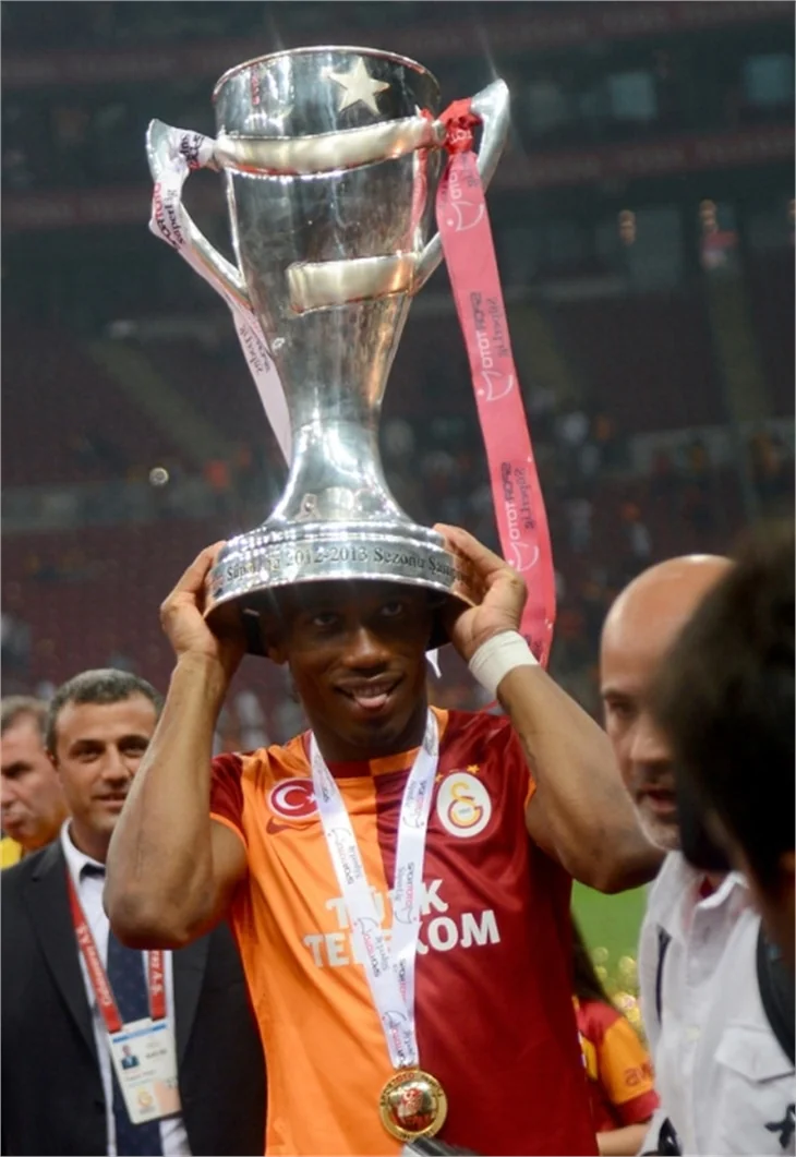 Aslan kupayı kaldırdı!