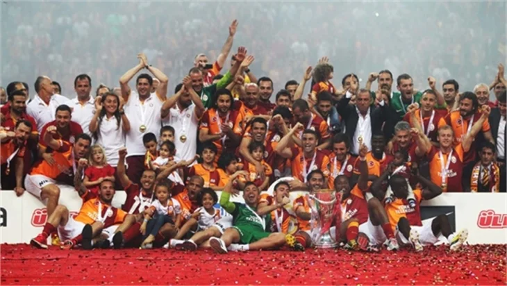 Aslan kupayı kaldırdı!