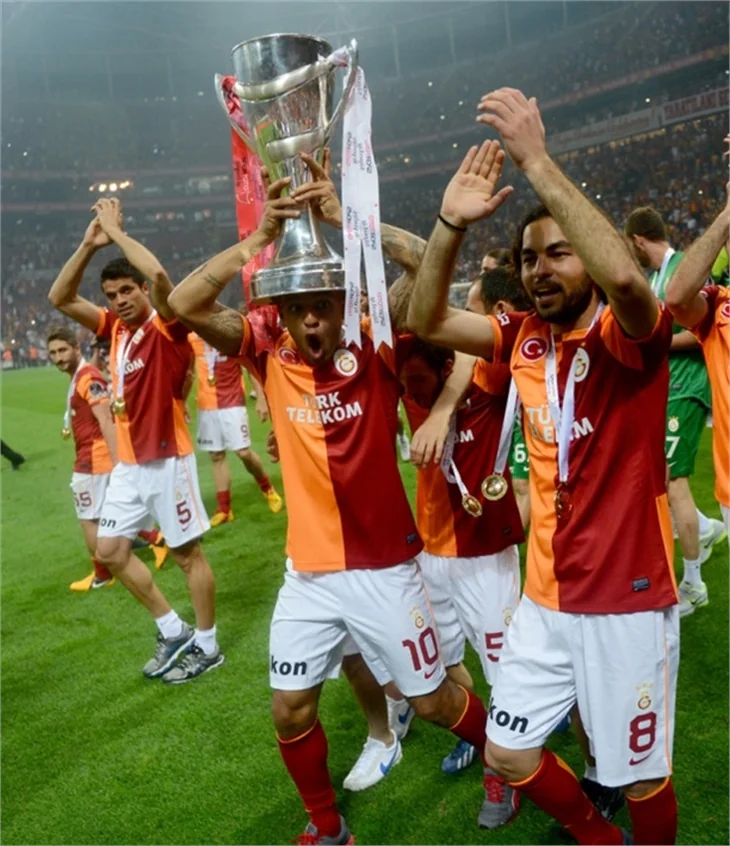 Aslan kupayı kaldırdı!