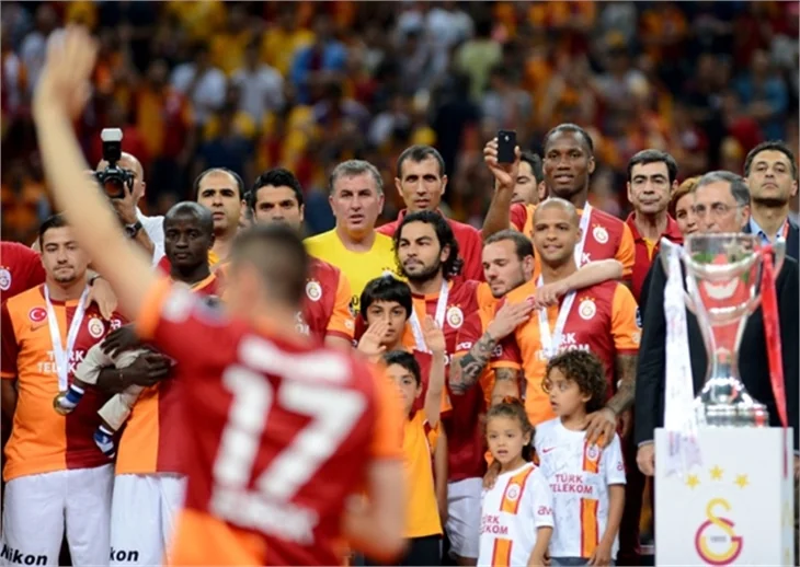 Aslan kupayı kaldırdı!