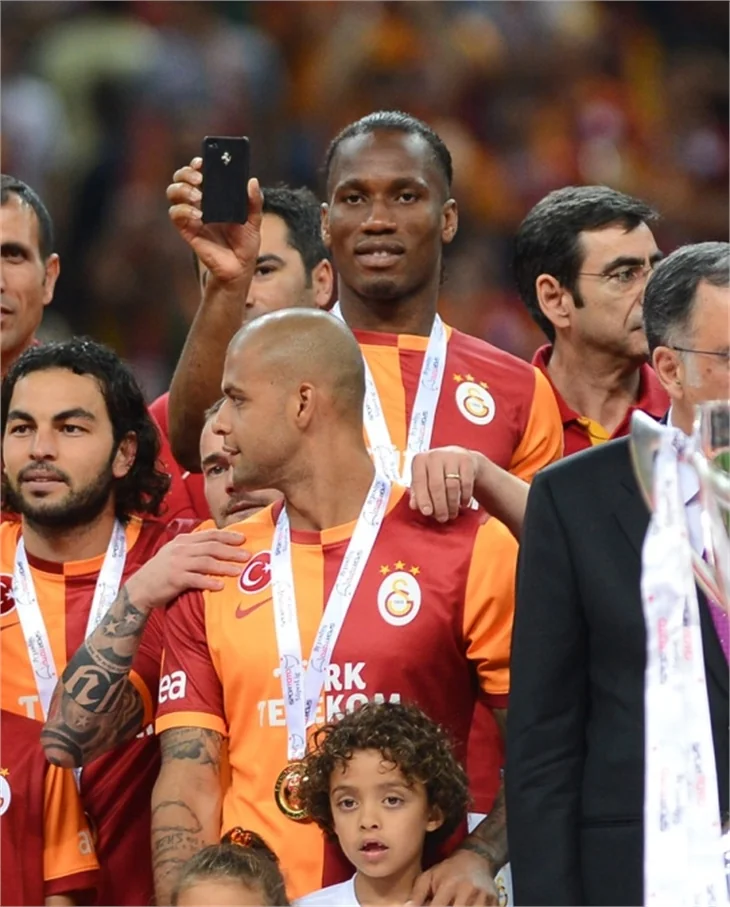 Aslan kupayı kaldırdı!