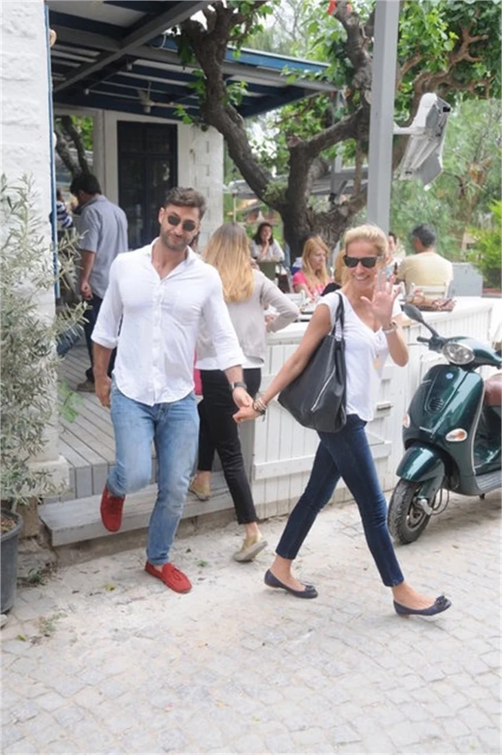 Burcu Esmersoy yeni sevgilisiyle el ele...