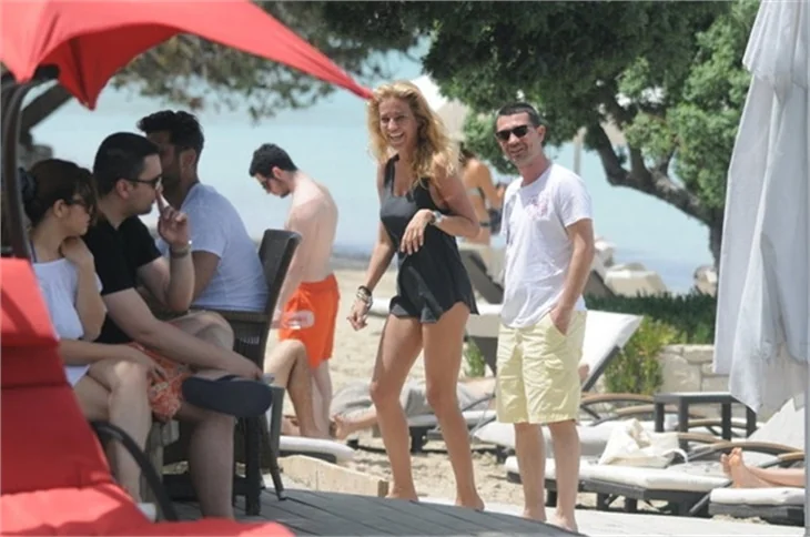 Burcu Esmersoy yeni sevgilisiyle el ele...