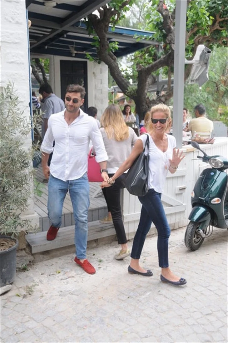 Burcu Esmersoy yeni sevgilisiyle el ele...