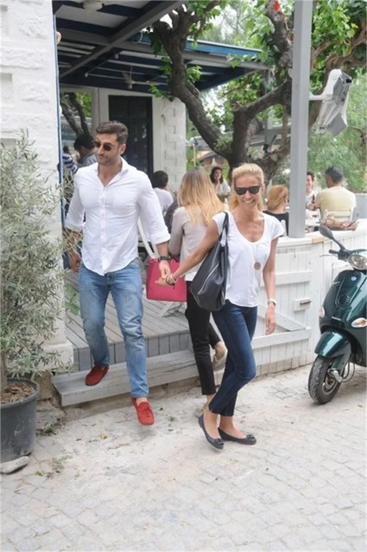 Burcu Esmersoy yeni sevgilisiyle el ele...