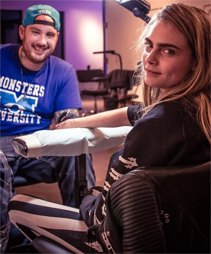 Cara Delevingne şimdide dövme bağımlısı oldu!