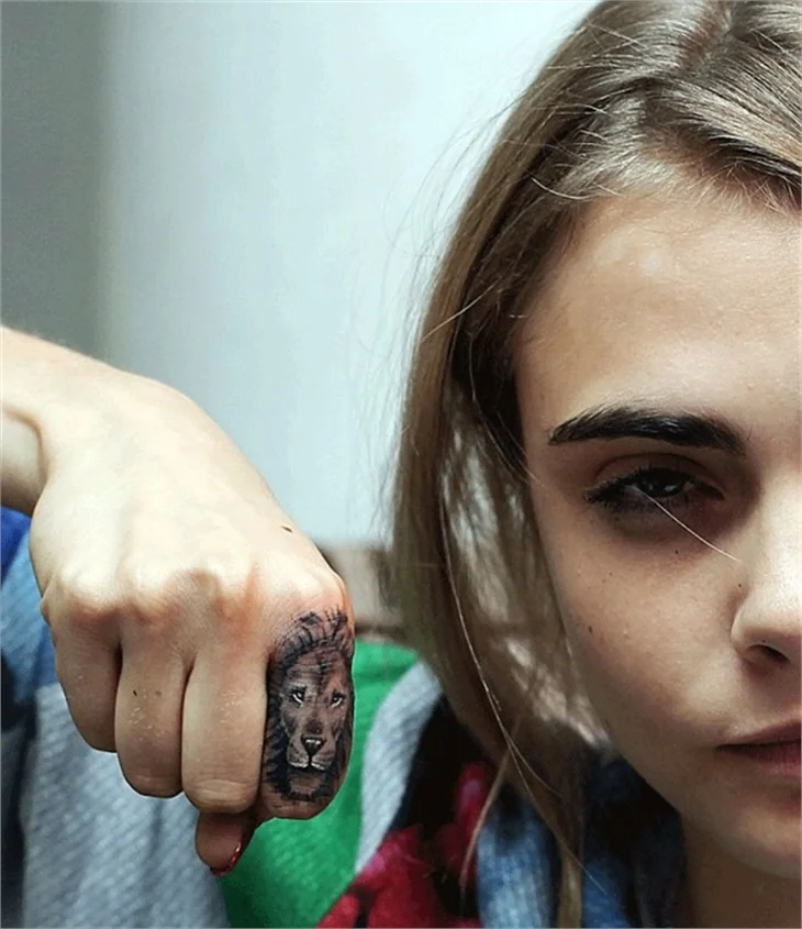 Cara Delevingne şimdide dövme bağımlısı oldu!