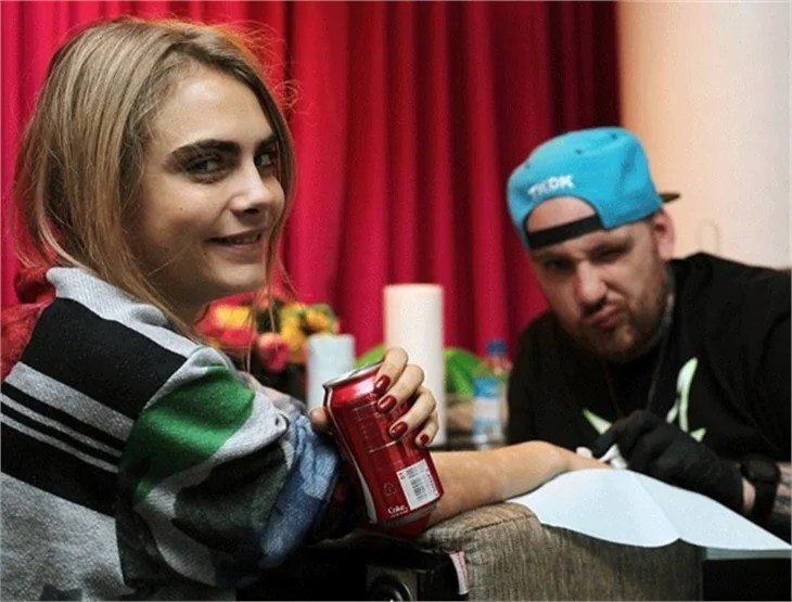Cara Delevingne şimdide dövme bağımlısı oldu!