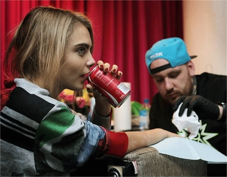 Cara Delevingne şimdide dövme bağımlısı oldu!