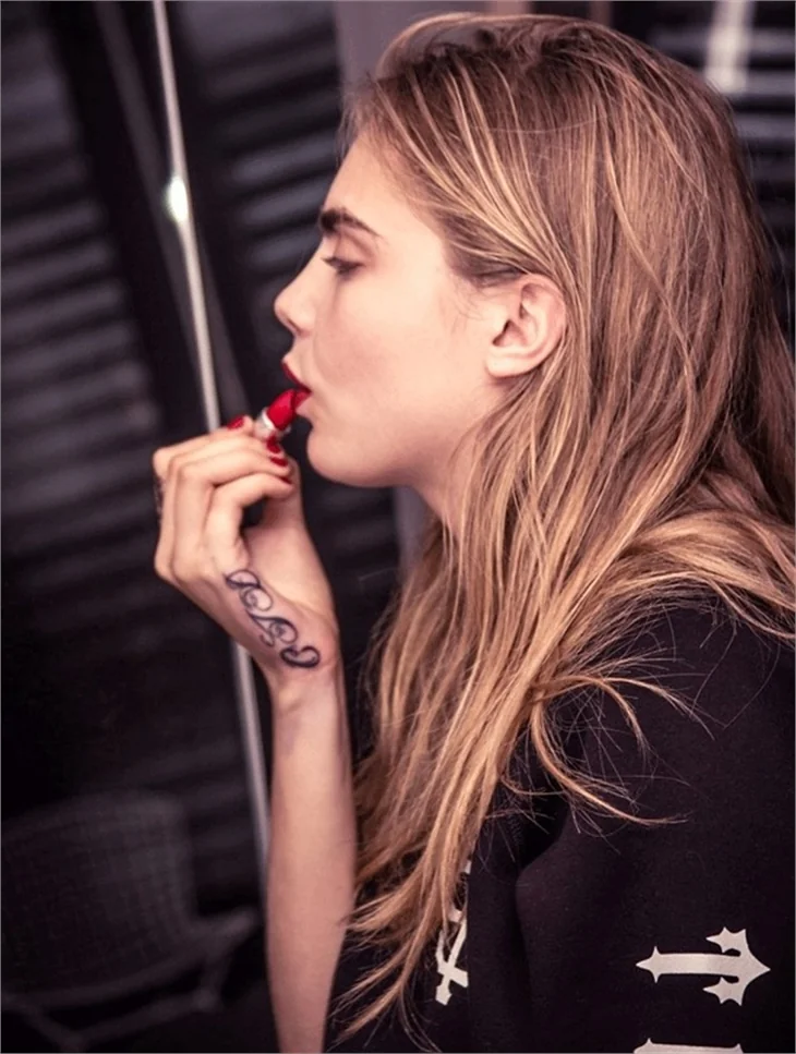 Cara Delevingne şimdide dövme bağımlısı oldu!