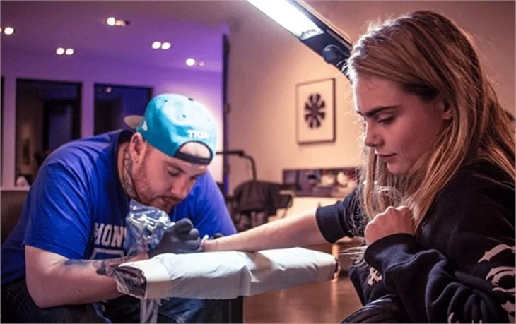 Cara Delevingne şimdide dövme bağımlısı oldu!