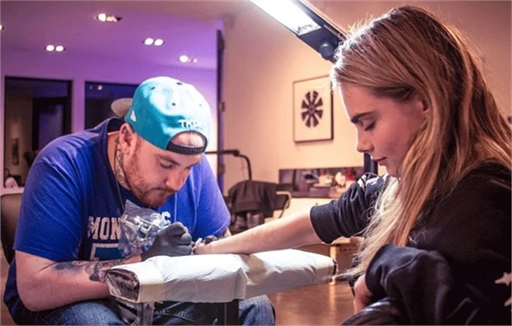 Cara Delevingne şimdide dövme bağımlısı oldu!