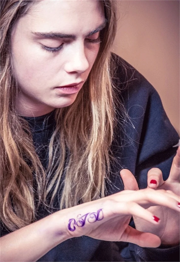 Cara Delevingne şimdide dövme bağımlısı oldu!
