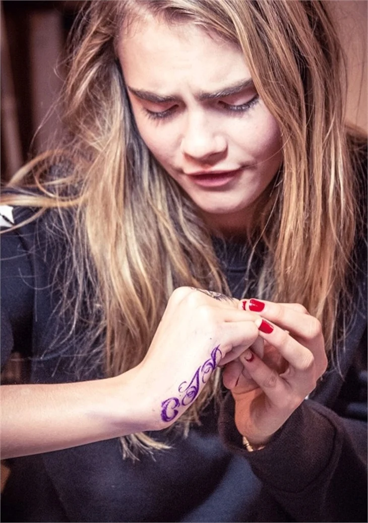 Cara Delevingne şimdide dövme bağımlısı oldu!