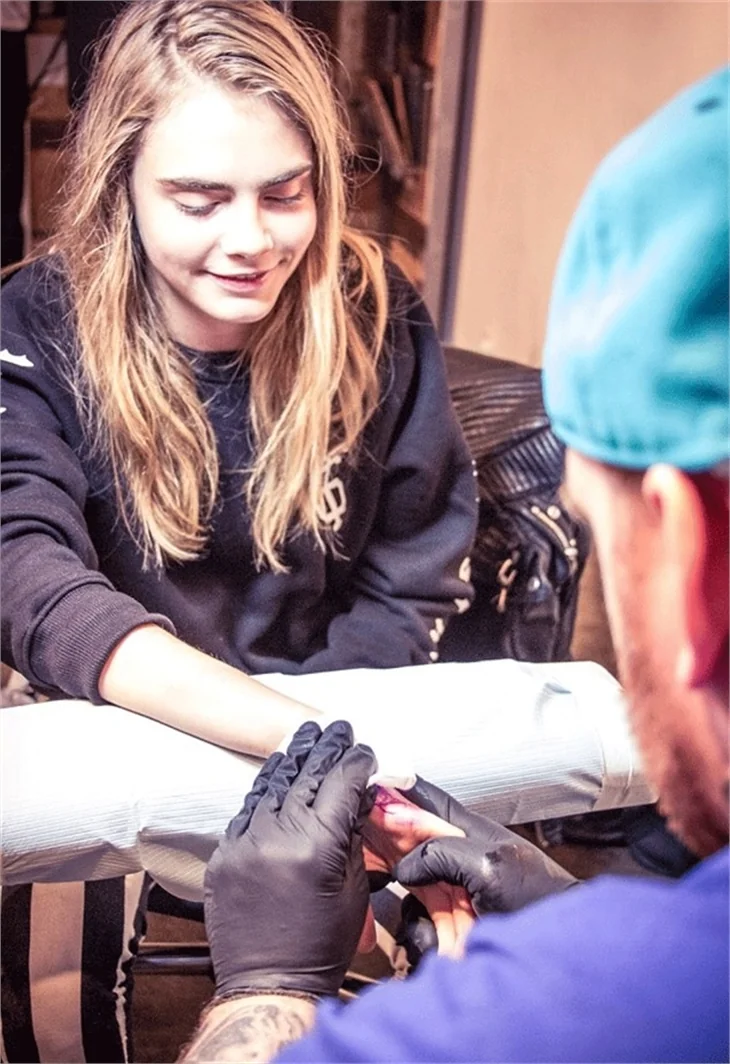 Cara Delevingne şimdide dövme bağımlısı oldu!