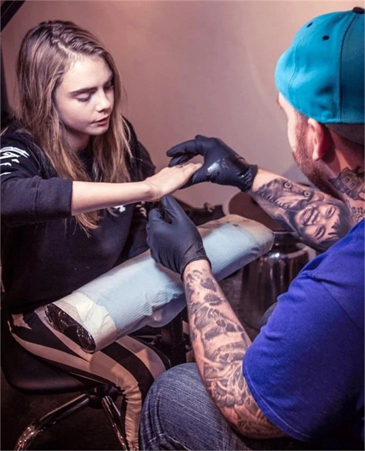Cara Delevingne şimdide dövme bağımlısı oldu!