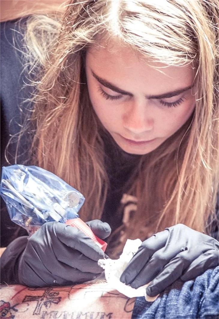 Cara Delevingne şimdide dövme bağımlısı oldu!