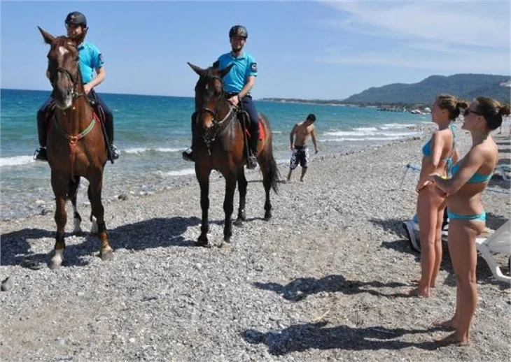 Kemer'de atlı jandarma işbaşında