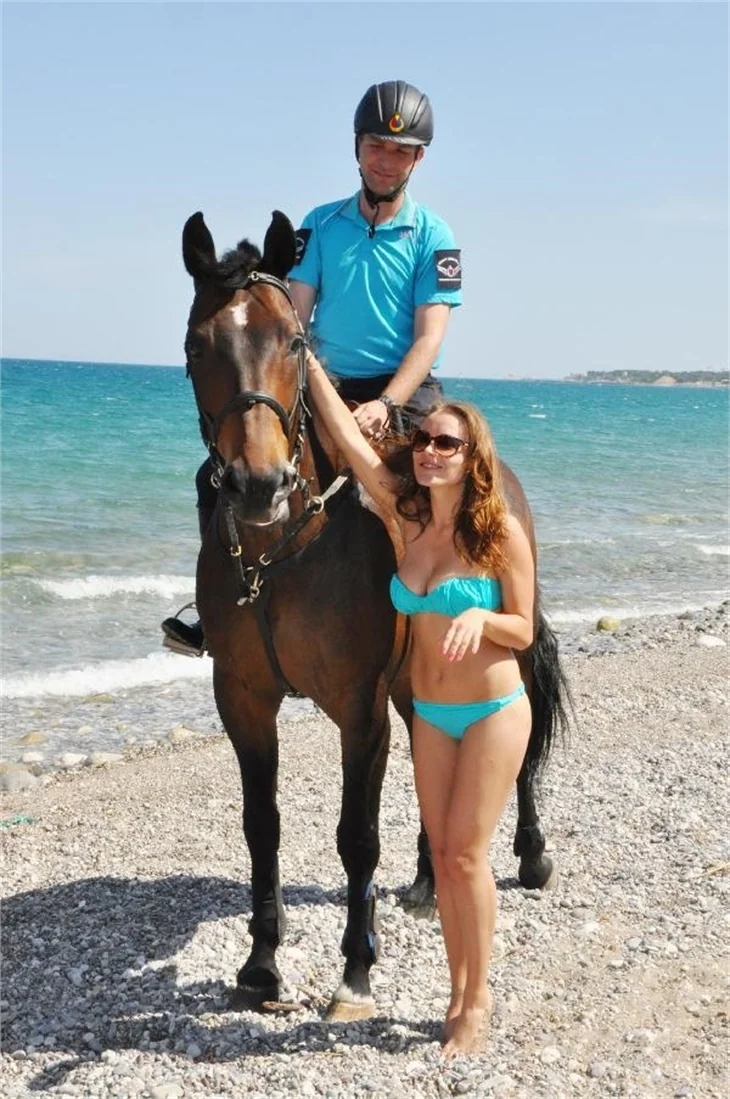 Kemer'de atlı jandarma işbaşında