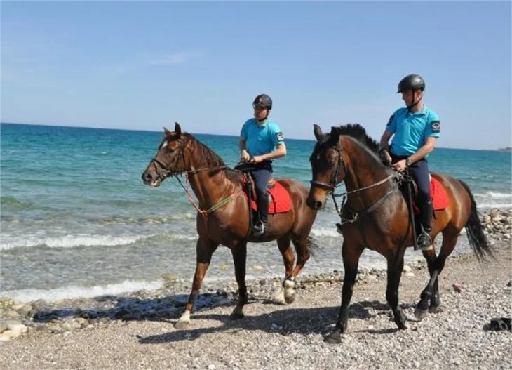 Kemer'de atlı jandarma işbaşında
