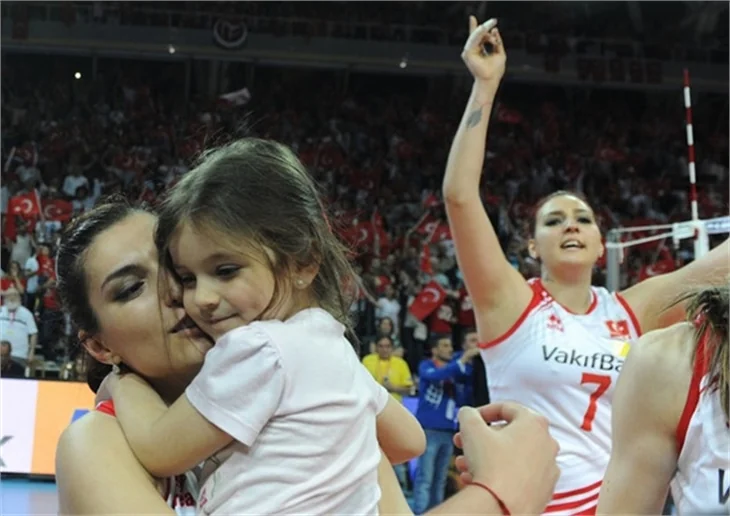 Voleybolcu Neslihan Demir ile oyuncu Kamil Güler yakınlaşması!