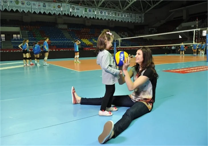 Voleybolcu Neslihan Demir ile oyuncu Kamil Güler yakınlaşması!