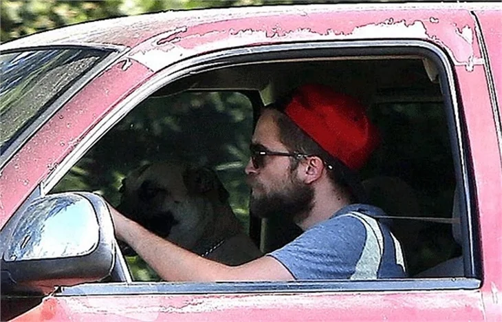 Robert Pattinson, Kristen Stewart'la yaşadıkları evi terk etti!