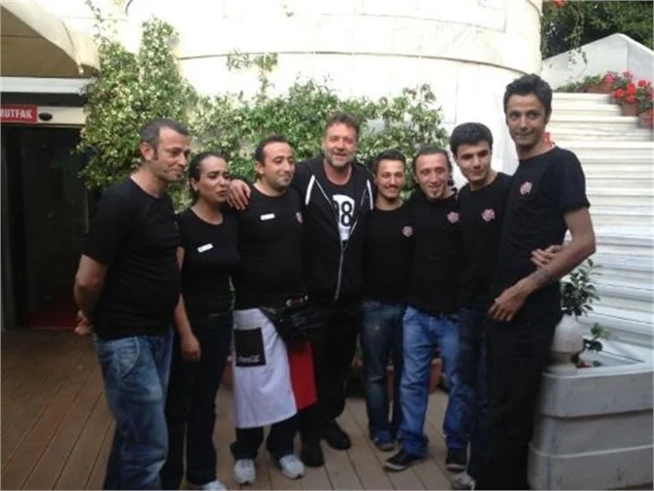 Russell Crowe şortla sema ayini izledi!