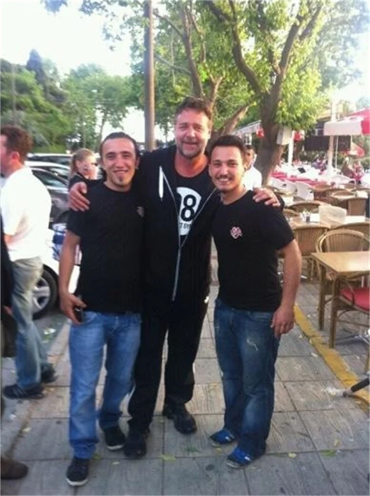 Russell Crowe şortla sema ayini izledi!