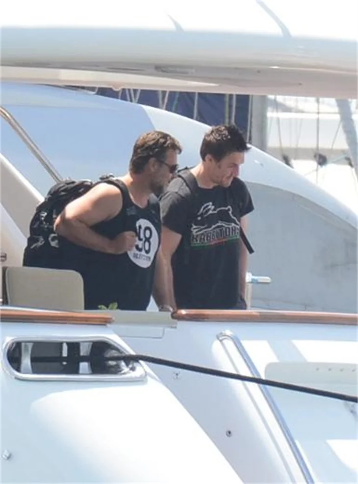Russell Crowe şortla sema ayini izledi!