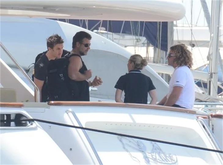 Russell Crowe şortla sema ayini izledi!