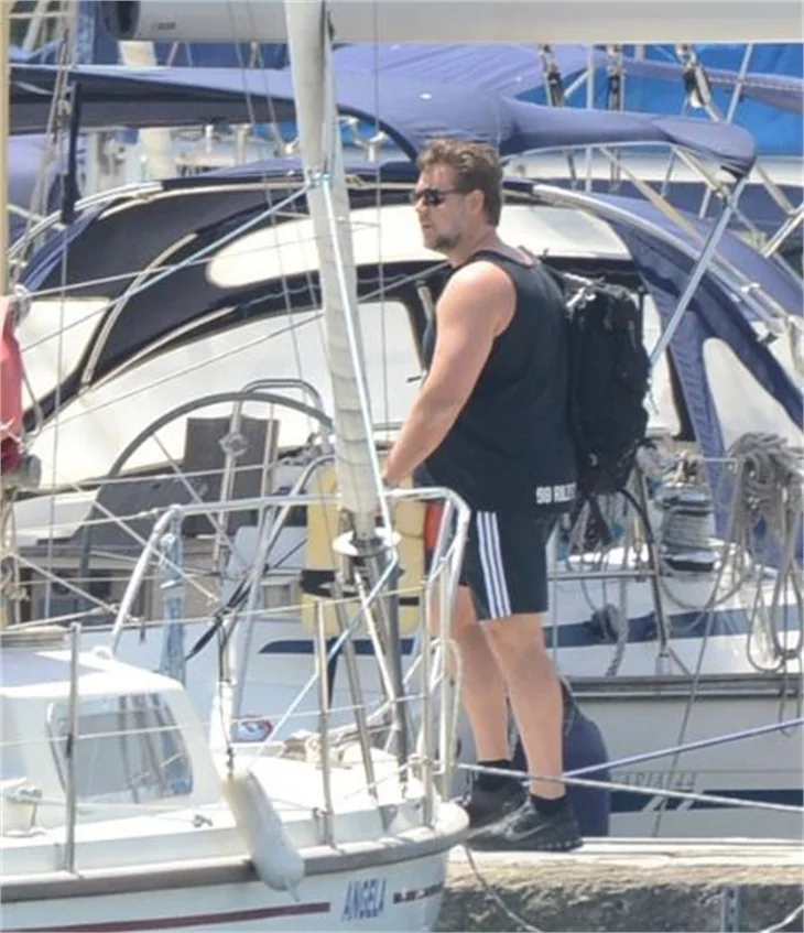Russell Crowe şortla sema ayini izledi!