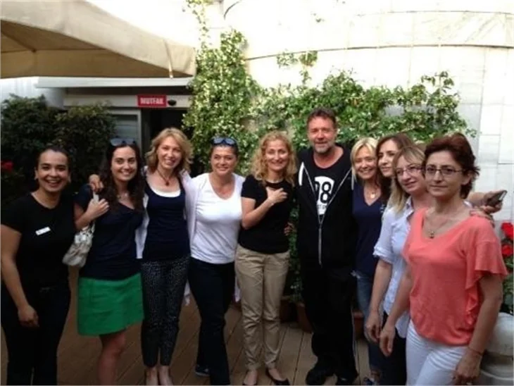 Russell Crowe şortla sema ayini izledi!