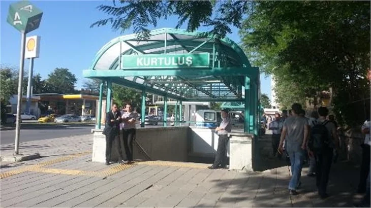 Metroda böyle öpüştüler!