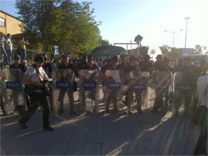 Metroda böyle öpüştüler!