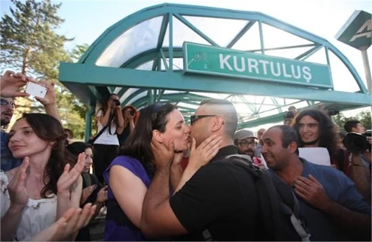 Metroda böyle öpüştüler!
