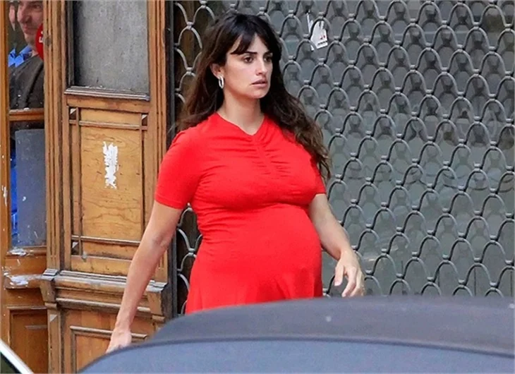 Penelope'nin karnı burnunda