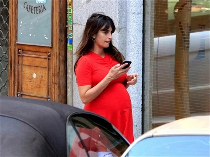 Penelope'nin karnı burnunda