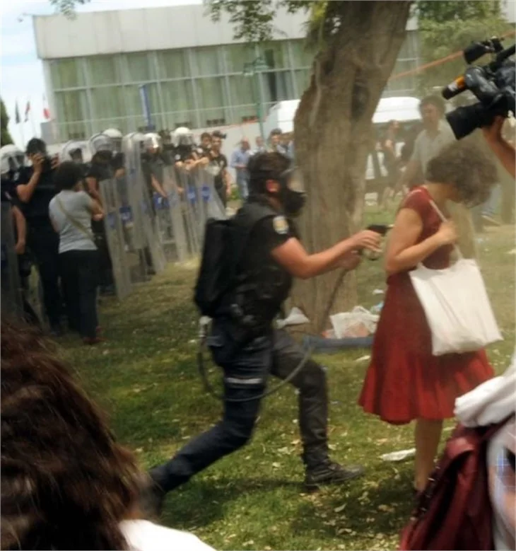 Taksim Gezi Parkı'nda eylemcilere biber gazı