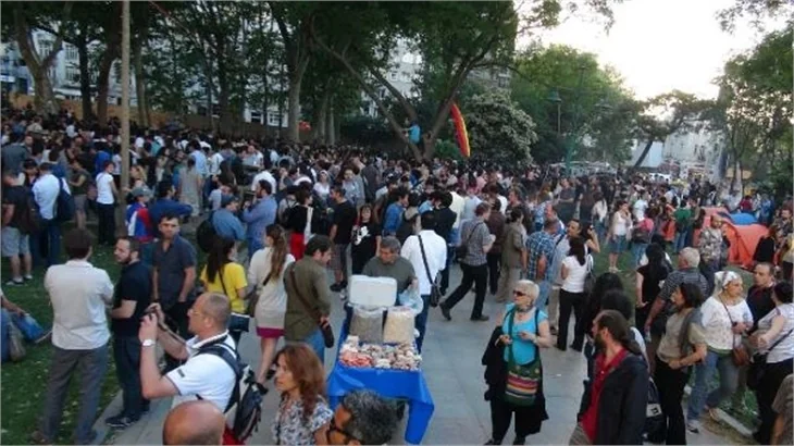 Taksim Gezi Parkı'nda eylemcilere biber gazı