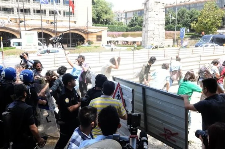 Taksim Gezi Parkı'nda eylemcilere biber gazı