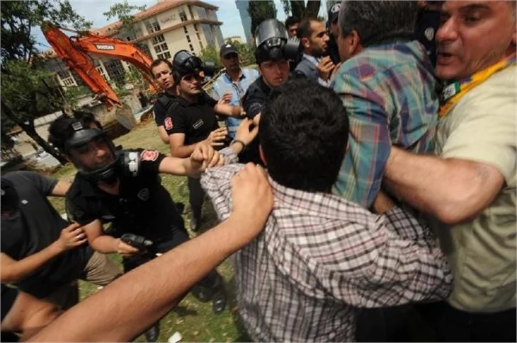 Taksim Gezi Parkı'nda eylemcilere biber gazı