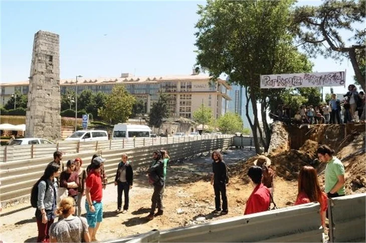 Taksim Gezi Parkı'nda eylemcilere biber gazı