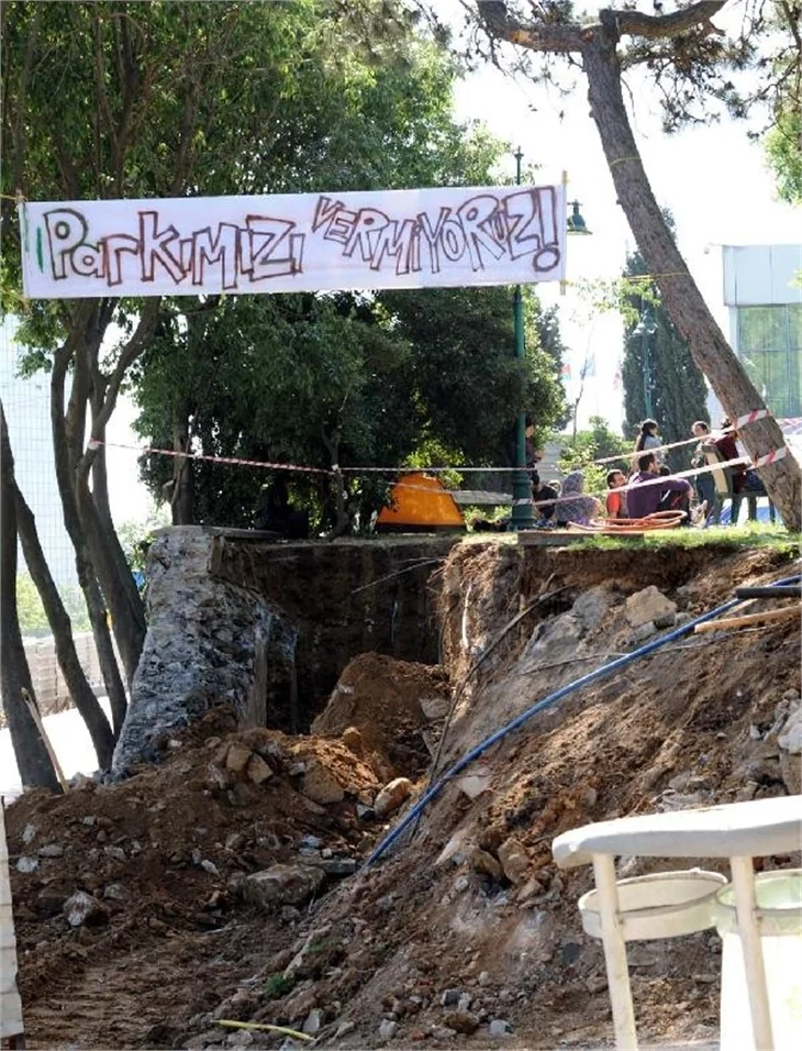 Taksim Gezi Parkı'nda eylemcilere biber gazı