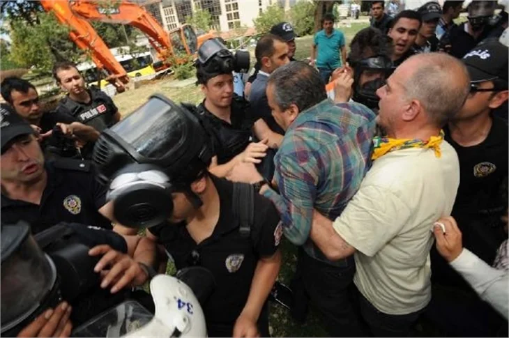 Taksim Gezi Parkı'nda eylemcilere biber gazı